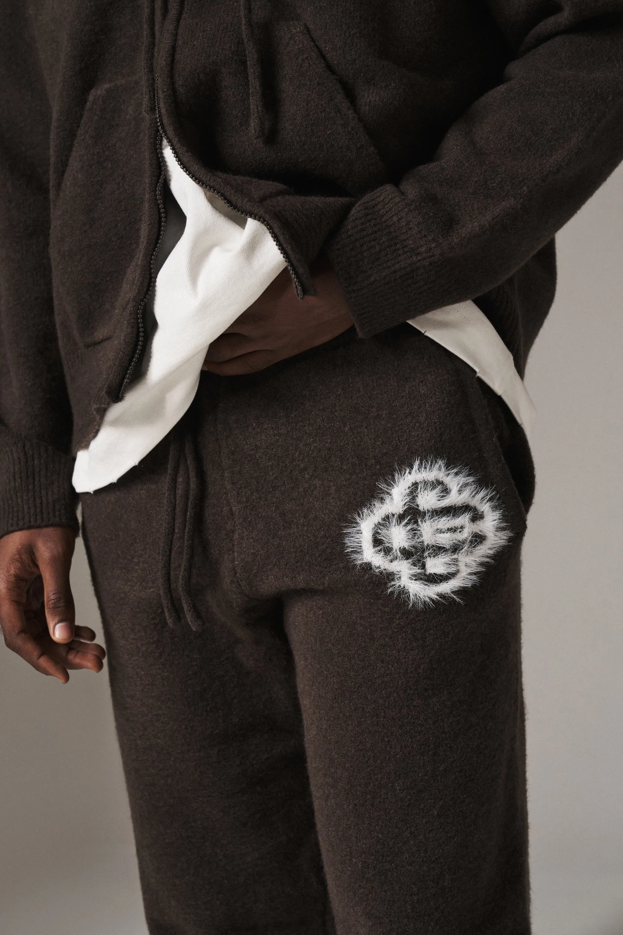 FLUFFY EMBLEM KNITTED JOGGERS - BROWN