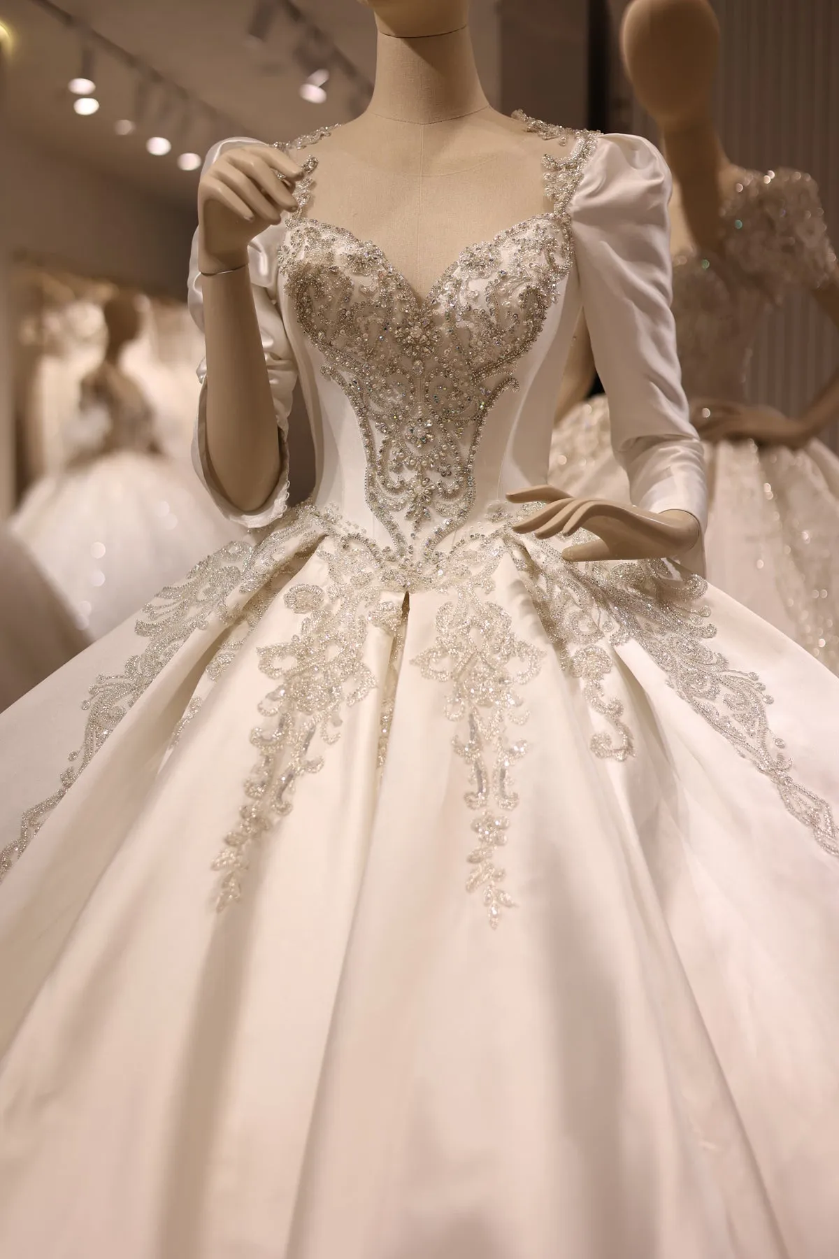 Luxury Off-White Satin Ball Gown Wedding Dress RS035