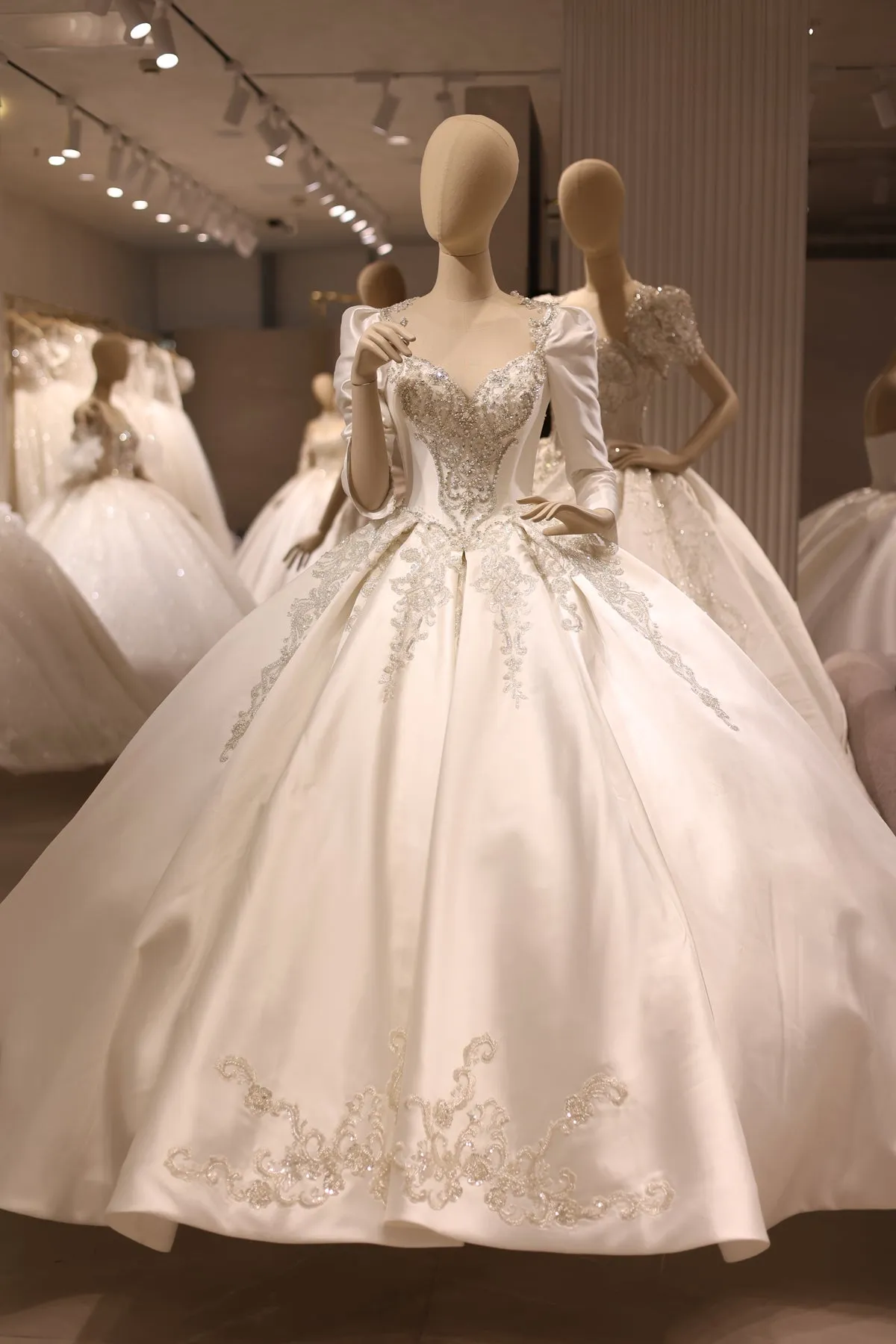 Luxury Off-White Satin Ball Gown Wedding Dress RS035