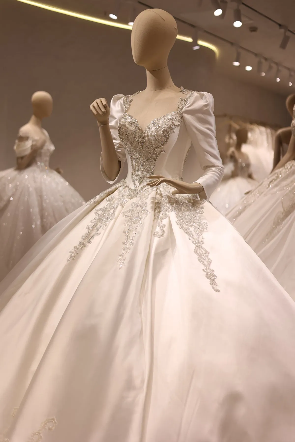 Luxury Off-White Satin Ball Gown Wedding Dress RS035