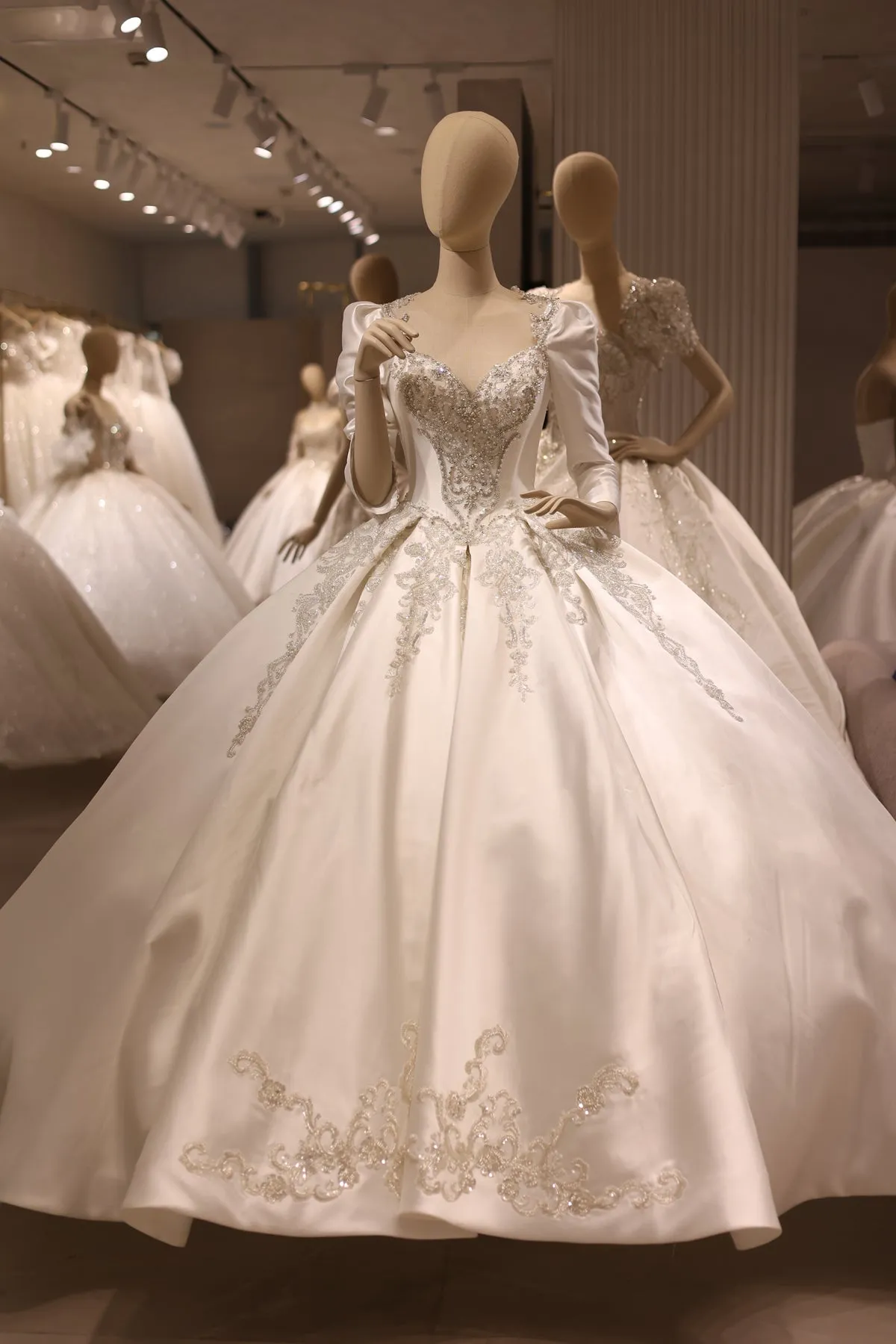 Luxury Off-White Satin Ball Gown Wedding Dress RS035