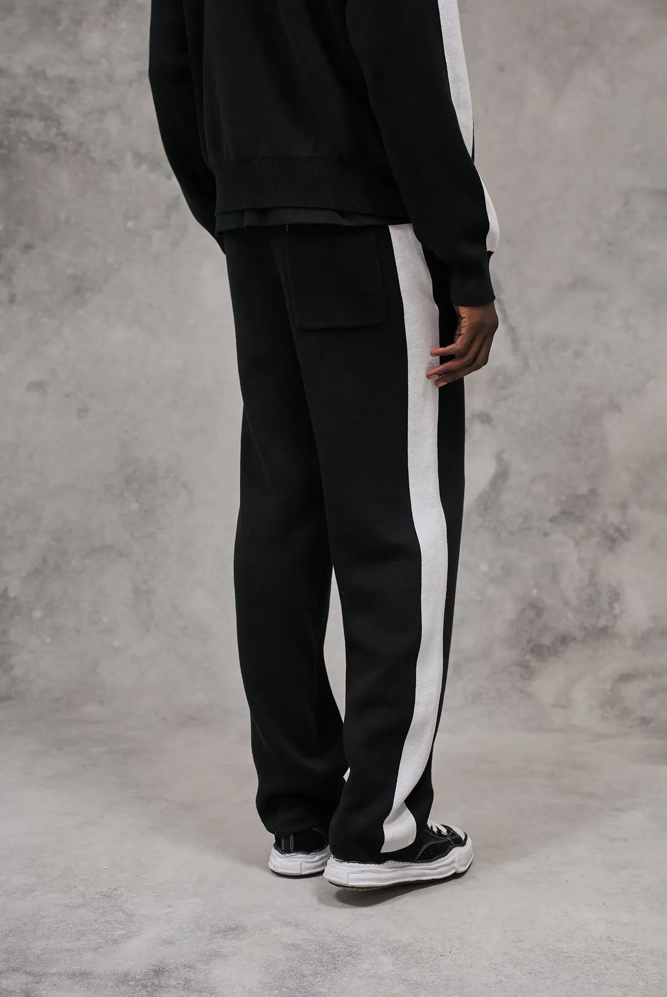 SIDE STRIPE KNITTED JOGGER - BLACK